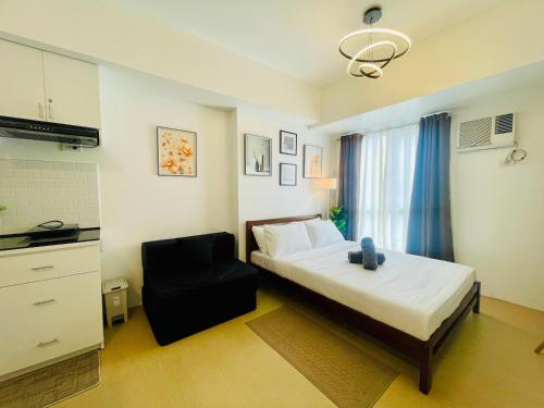 Ein Bett oder Betten in einem Zimmer der Unterkunft Peaceful Studio Unit at Centrio Tower beside Ayala Mall