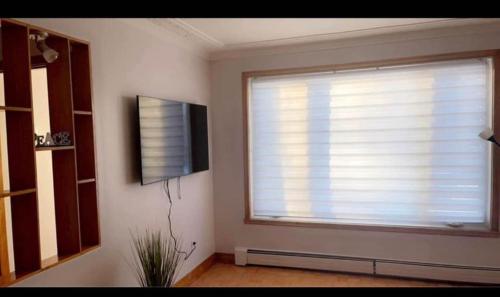 Μια τηλεόραση ή/και κέντρο ψυχαγωγίας στο Cozy apartment in Montreal