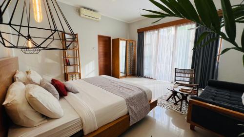 ein Schlafzimmer mit einem Bett und einem großen Fenster in der Unterkunft Villa Voyage 5 in Seminyak