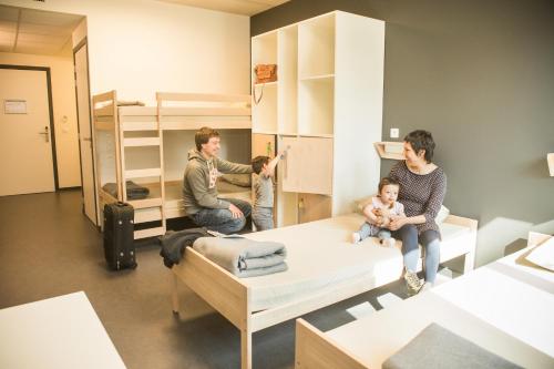 grupa osób w pokoju z łóżkami piętrowymi w obiekcie Hostel H w mieście Hasselt