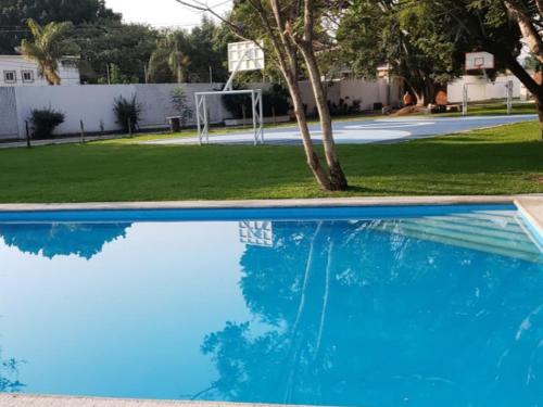 an empty swimming pool with a goal in a yard at Casa con alberca en yautepec Morelos in Yautepec