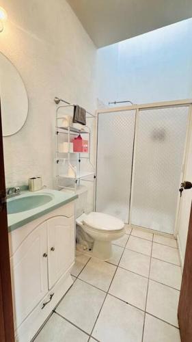 コリマにあるCasa Pradosのトイレとシャワー付きの白いバスルーム