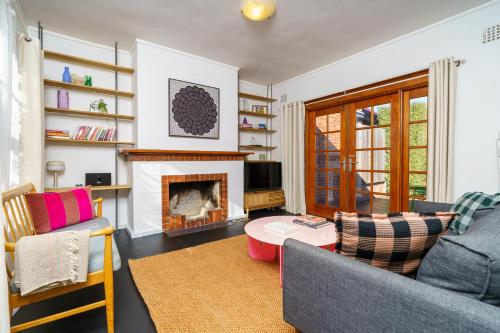Χώρος καθιστικού στο Classic 2BR with Modern Touch and Garden - Hosted by Canstay