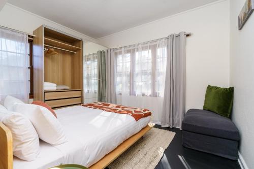 Ένα ή περισσότερα κρεβάτια σε δωμάτιο στο Classic 2BR with Modern Touch and Garden - Hosted by Canstay