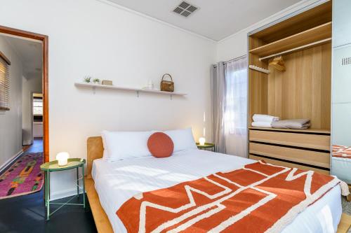 Ένα ή περισσότερα κρεβάτια σε δωμάτιο στο Classic 2BR with Modern Touch and Garden - Hosted by Canstay
