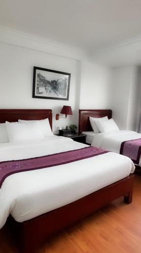 two beds in a hotel room with two beds at Sapa Lake View Hotel in Sa Pa