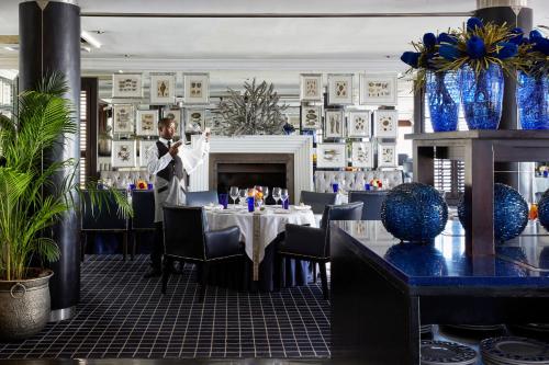 Un restaurante o sitio para comer en Twelve Apostles Hotel & Spa