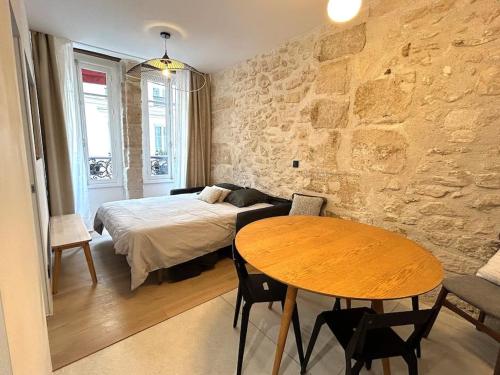 Louvre -Notre Dame 2BD, 2BATH AC