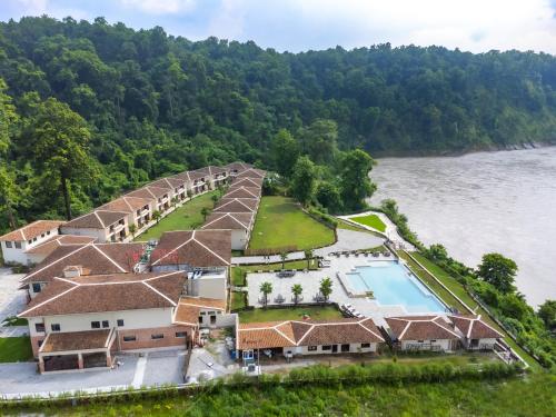 una vista aerea di una fila di case sull'acqua di Regenta Resort & Spa By Riverside, Chitwan a Chitwan