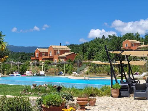 Bazén v ubytování PULADES RESORT nebo v jeho okolí