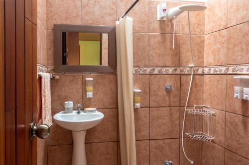 Ένα μπάνιο στο Cozy 3 Bedroom House 5mins from the Airport