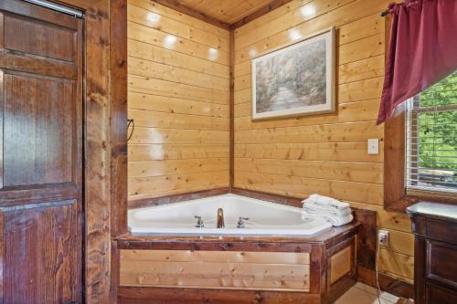Ένα μπάνιο στο Mystical Creek Pool Lodge #600