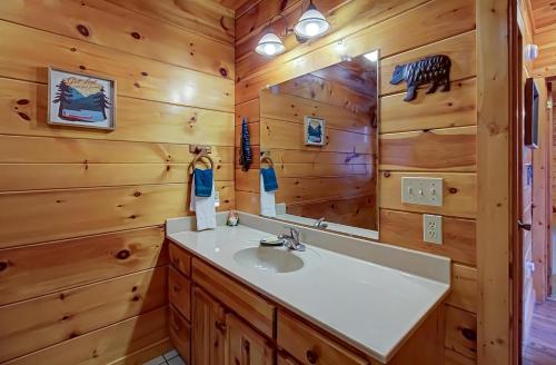 un baño con lavabo y espejo en Bearview Heights #244, en Townsend