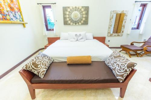 a bedroom with a large bed in a room at Kemelod in Ubud