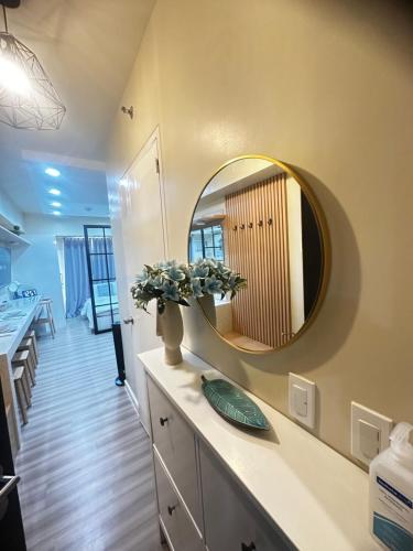 ein Badezimmer mit Waschbecken und Spiegel an der Wand in der Unterkunft Avida Riala It Park Fast wifi in Cebu City