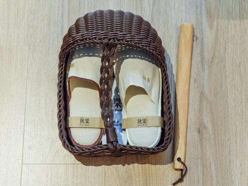 a basket with a pair of shoes and a bat at 秋果酒店-重庆两江幸福广场店 in Chongqing