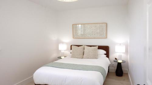 a bedroom with a white bed with two lamps at *NEW* Sunset Ridge Marysville 5 Beds 4 Baths in Marysville