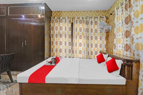 Ένα ή περισσότερα κρεβάτια σε δωμάτιο στο OYO Flagship Hotel Vills Near Gomti Riverfront Park