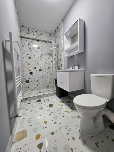 Et badeværelse på Lakeview Apartament