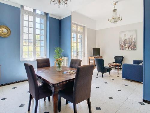 Un comedor con mesa y sillas de madera. en Apartment La Terasse, en Carcassonne