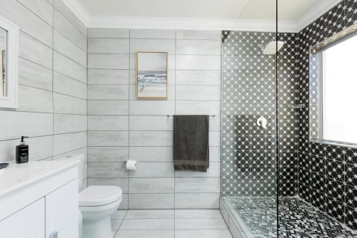 ein Badezimmer mit Dusche und Toilette in der Unterkunft Laguna La Crete 12 in Uvongo Beach