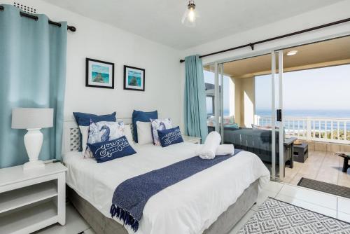ein Schlafzimmer mit großem Bett und Blick auf das Meer in der Unterkunft Laguna La Crete 12 in Uvongo Beach