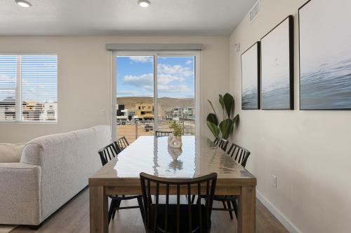 een eetkamer met een tafel en stoelen bij Boots at Kat's condo in St. George