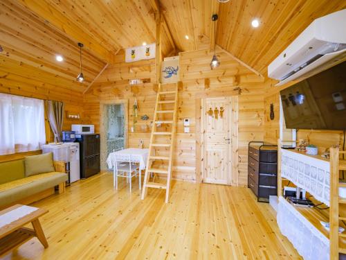 a log cabin kitchen and living room with a ladder at UMIOTO log in Higa