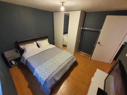 a bedroom with a large bed in a room at Aeropuerto CDMX, autódromo, Estadio GNP, "La casa de Leo II" in Mexico City