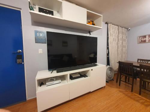 a white entertainment center with a flat screen tv at Aeropuerto CDMX, autódromo, Estadio GNP, "La casa de Leo II" in Mexico City