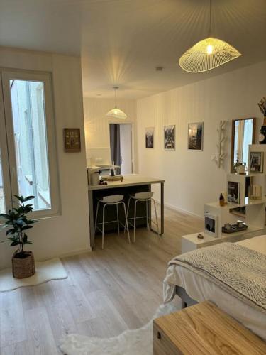 - une chambre avec un bureau et une table dans l'établissement Le cocon Scandinavo-Champenois, à Reims