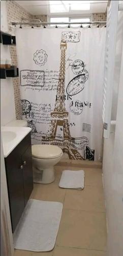a bathroom with a shower curtain with the eiffel tower at Aeropuerto CDMX, autódromo, Estadio GNP, "La casa de Leo II" in Mexico City