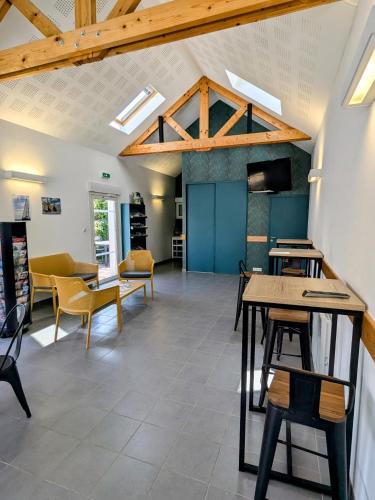 un salon avec une table et des chaises dans l'établissement Camping Municipal Tindio, à Arzon