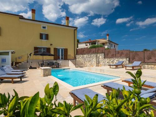 Πισίνα στο ή κοντά στο Holiday Home in Rovinjsko with Pool