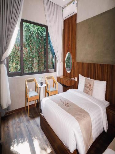 a bedroom with a large bed and a window at Chuỗi Villa 7 ngủ - tuần Châu - Bể bơi riêng - BBQ - Đầy đủ tiện nghi in Ha Long
