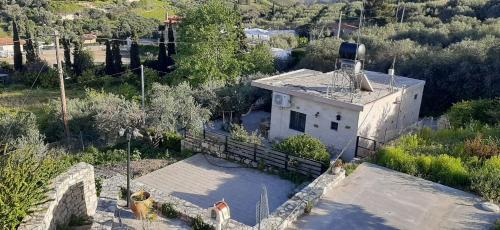una vista aerea di una casa con un tetto di Cottage Meraki a Káto Kalésia
