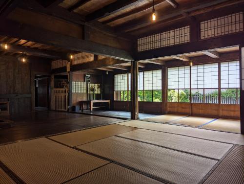 an empty room with a large room with large windows at みのり家 - Samurai-era house - 昔の暮らし体験 in Takayama