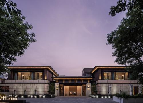 西安西安央辰酒店 Younch Hotel Xi'an的享有带灯的房屋外部景致