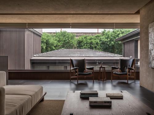 西安西安央辰酒店 Younch Hotel Xi'an的带沙发和桌子的客厅