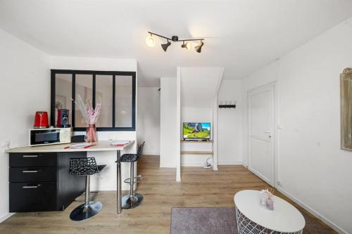 un bureau avec un bureau et des chaises dans la chambre dans l'établissement La Vie En Rose, Studio Cv Beaune, à Beaune