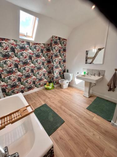 une salle de bain avec un lavabo et des toilettes dans l'établissement Attic Suite, Maison de Mags & Mags, à Lanouaille