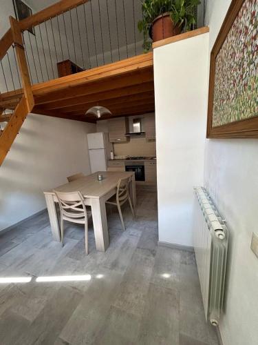 comedor con mesa y banco en La Casa di Modica, en Módica