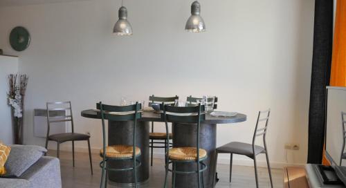 une salle à manger avec une table et des chaises dans l'établissement OPARADI 