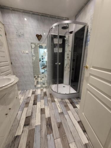 une salle de bain avec une douche avec des toilettes et un lavabo dans l'établissement Maison Familiale Rdc Roquevaire, à Roquevaire