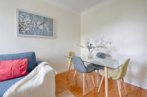 une salle à manger avec une table et des chaises en verre dans l'établissement Paris Bicêtre 14 - A 15min du centre de Paris, au Kremlin-Bicêtre