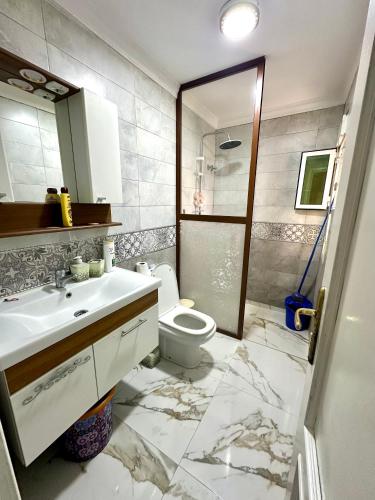 une salle de bain avec un lavabo et des toilettes dans l'établissement Maison nador corniche, à Nador