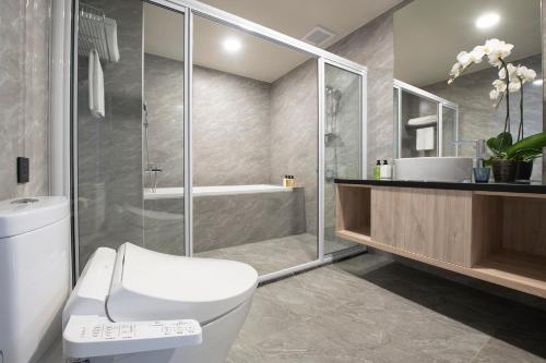Koupelna v ubytování Floramos Hotel