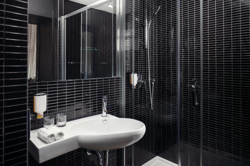 Koupelna v ubytování Perla Hotel