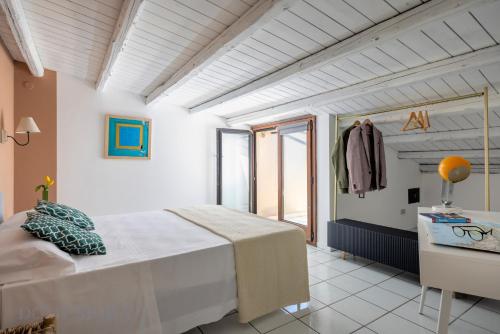 ein Schlafzimmer mit einem großen Bett und einem Fenster in der Unterkunft Mondello in Terrazza by DomuSicily in Mondello
