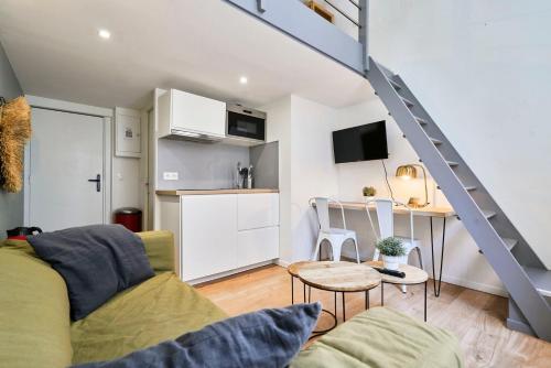 un salon avec un canapé et une table dans l'établissement Lille Beaux Arts : studio équipé en mezzanine, à Lille